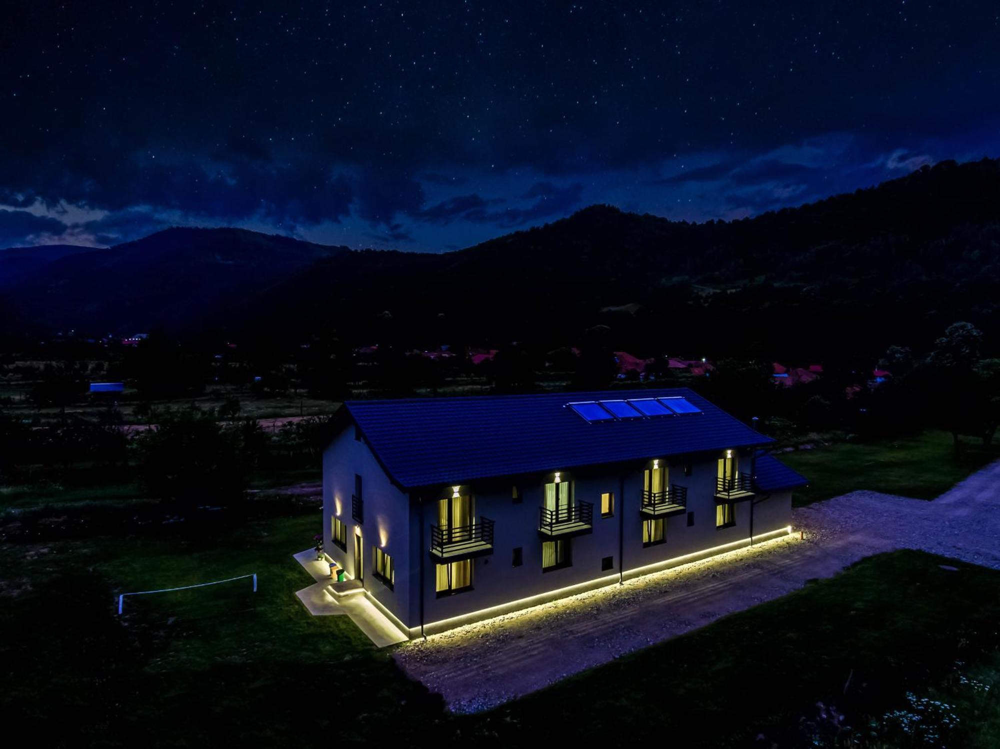 Hotel Transalpina Retreat Novaci-Străini Esterno foto