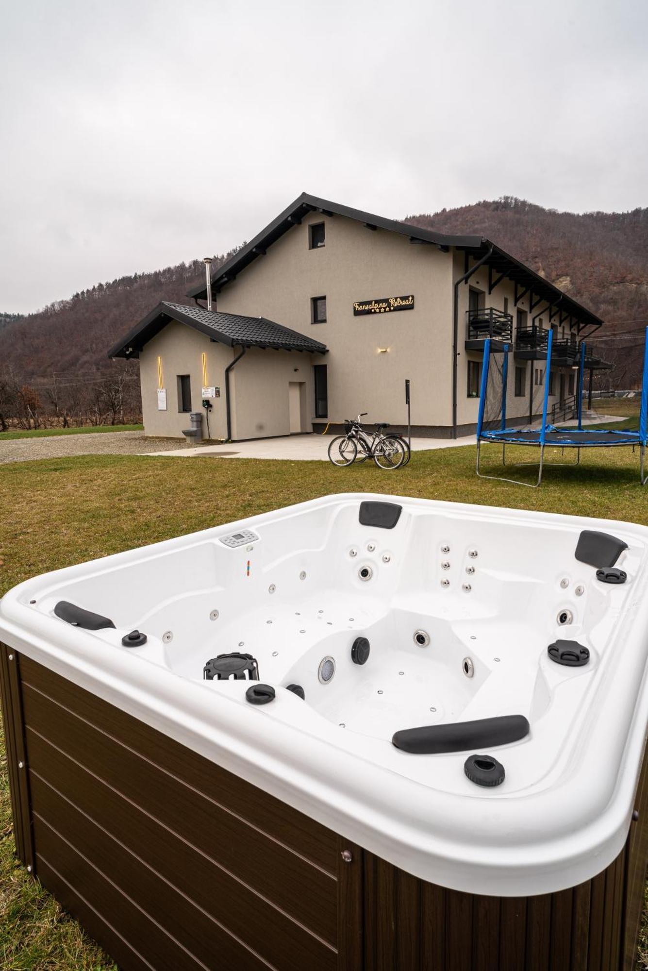 Hotel Transalpina Retreat Novaci-Străini Esterno foto